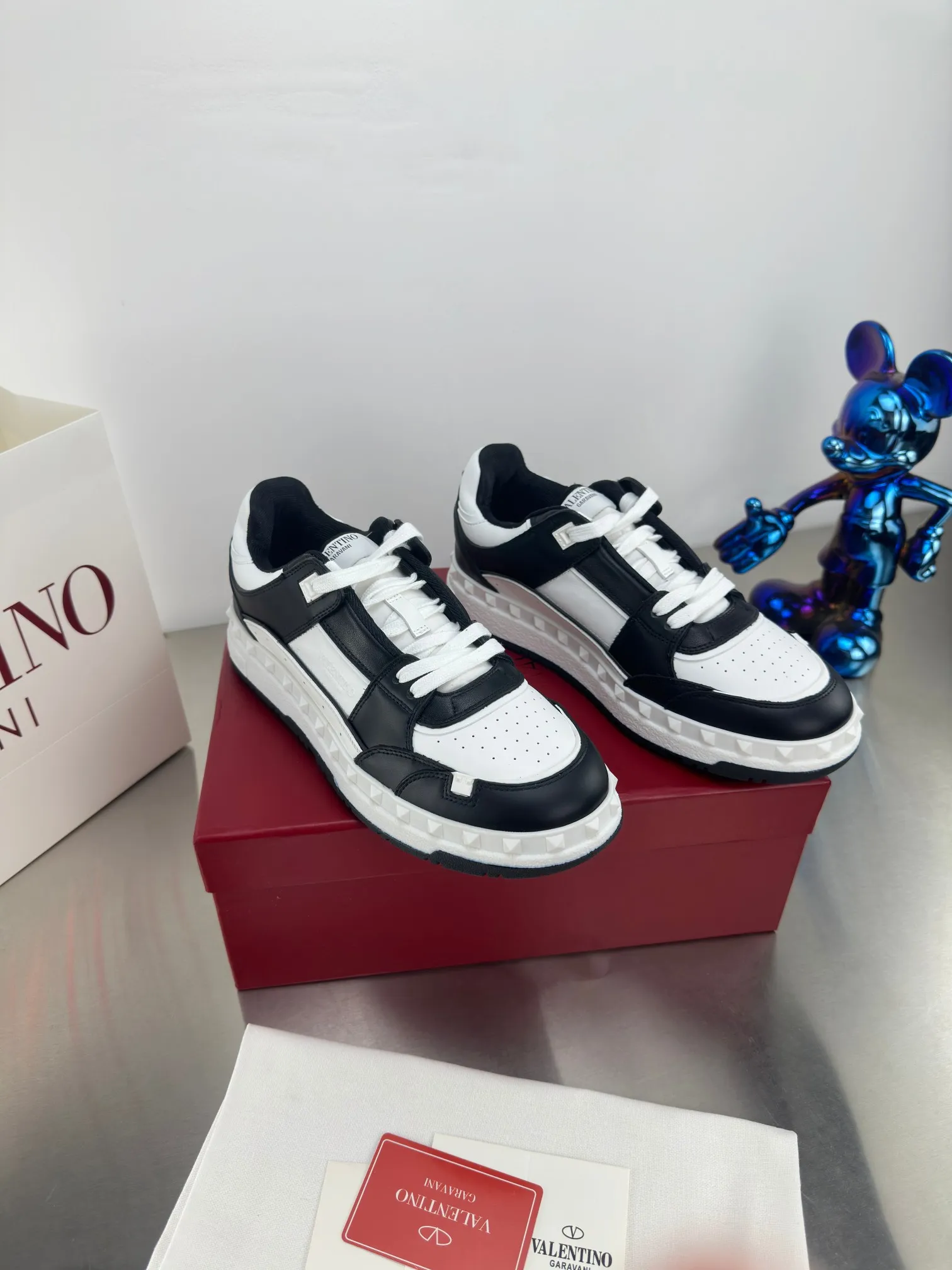 👟👟Ex-factory price 640👟👟 🔺Valentino🔺 Valentino VT 2024 early spring white shoes casual shoes! Top version!  Original 1:1 mold opening! Lasting + oil edge craftsmanship, classic splicing, fashionable and versatile, 🎁Full set of packaging at the same time at the counter. Fabric: Customized cowhide. Lining: Original breathable mesh. Outsole: Original TPU material outsole. Non-slip and wear-resistant. Size: Female 35-40! Male 39～45